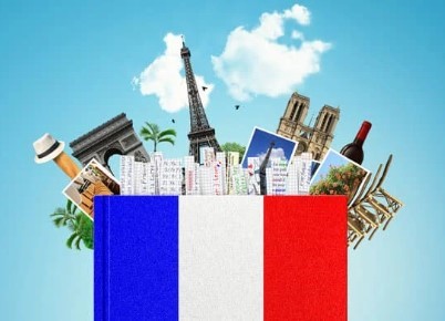 Drapeau français devant des objets représentant le patrimoine et la culture des français